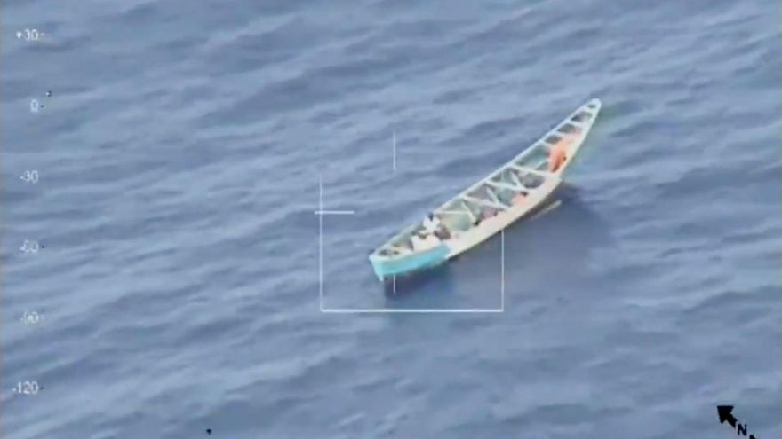 Así fue el rescate 'in extremis' de los tres supervivientes del cayuco con 24 cadáveres localizado a casi 500 kilómetros de El Hierro