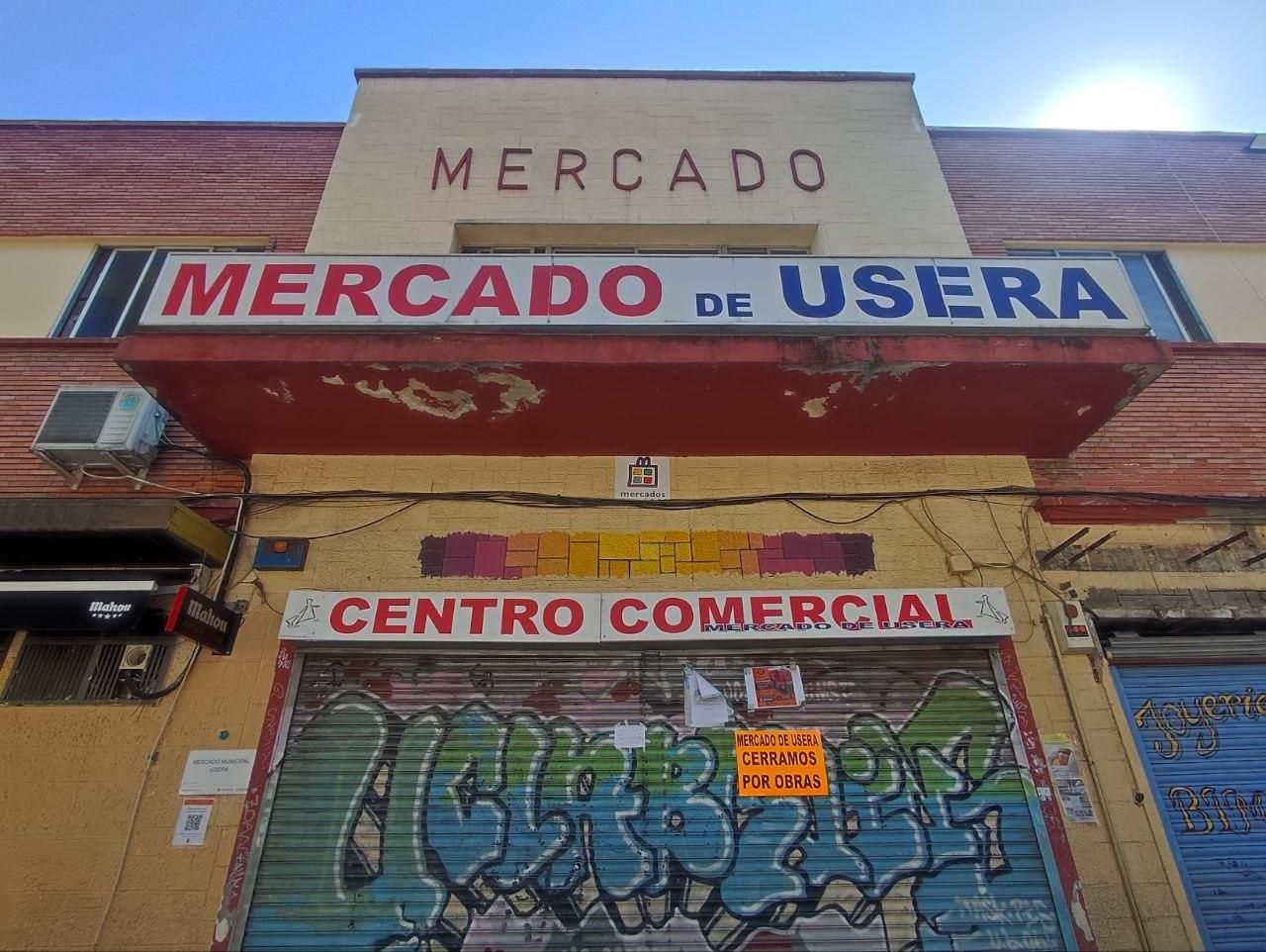Fachada exterior del Mercado de Usera, con el cartel que anuncia su cierre por obras.