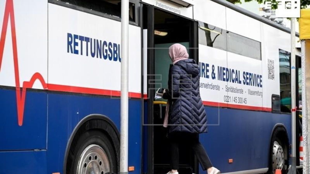 Una mujer entra en un centro de vacunación movil en un área de alta incidencia de coronavirus en Colonia, Alemania. EFE/EPA/SASCHA STEINBACH