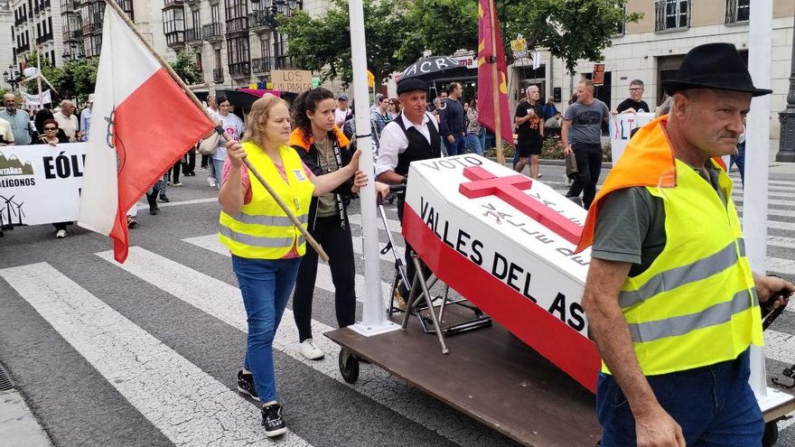 Cerca de dos millares personas se manifiestan en Santander en contra de los polígonos eólicos y las plantas de biogás