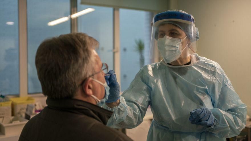 Una enfermera realiza un hisopado para PCR