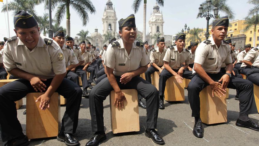 Alumnos de la escuela de policía participan en la octava edición del Festival Internacional del Cajón Peruano que arrancó hoy, sábado 25 de abril de 2015, con una multitudinaria "cajoneada" en la Plaza de Armas de Lima para homenajear al fallecido músico Rafael Santa Cruz, precursor del certamen y uno de los mayores difusores de ese instrumento en el mundo.