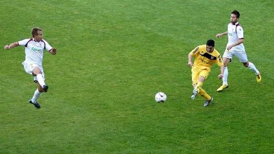 Un jugador burgalés realiza un pase ante la presión de Jonny y Álvaro.