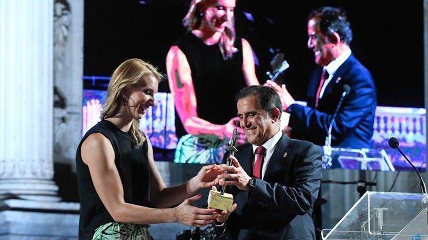 Laura Gil junto con el alcalde José Antonio Serrano en el pregón de la Feria de Murcia