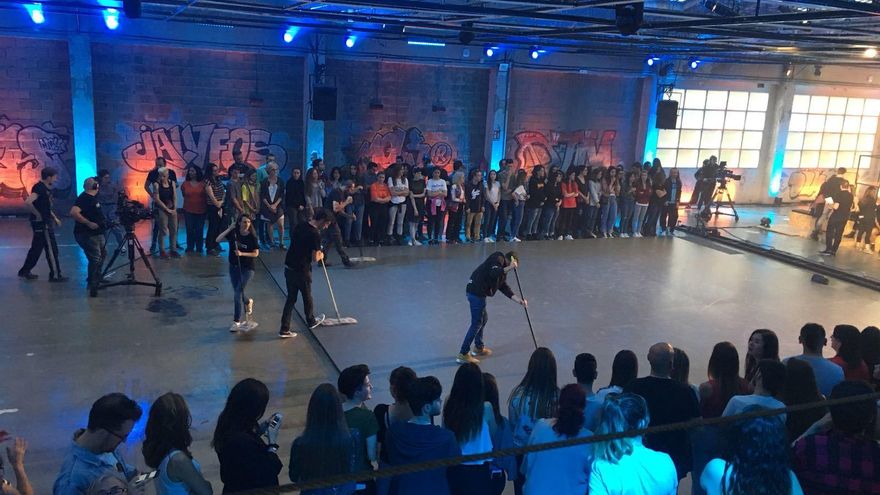 Limpiando la pista de baile tras los números