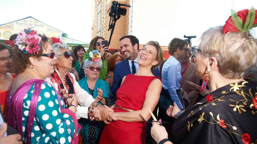 Yolanda Díaz y Alberto Garzón ríen con un grupo de mujeres en la portada