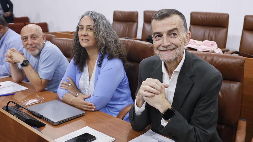 El portavoz de Por Andalucía, Antonio Maíllo, sentado junto a su portavoz adjunta, Rosa María Rodríguez, a su llegada a la segunda jornada del Pleno de investidura en el Parlamento de Andalucía, este martes.