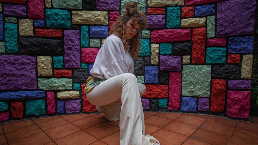 Mel Ömana, artista musical de Gran Canaria, posa en una calle de La Laguna
