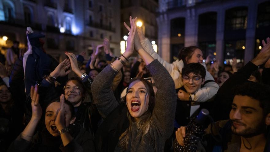 Los aficionados franceses celebran en la Puerta del Sol de Madrid su victoria frente a la selección de Marruecos.