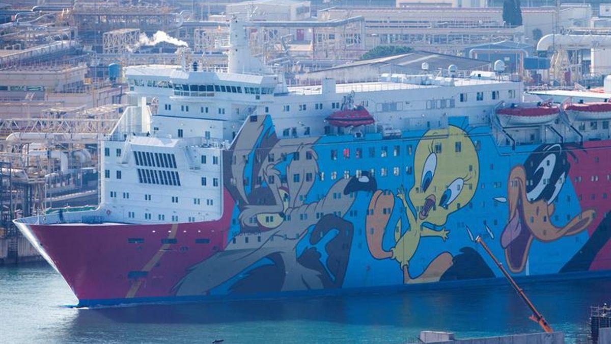 El barco 'Piolín' abandona Barcelona tras casi dos meses alojando a policías