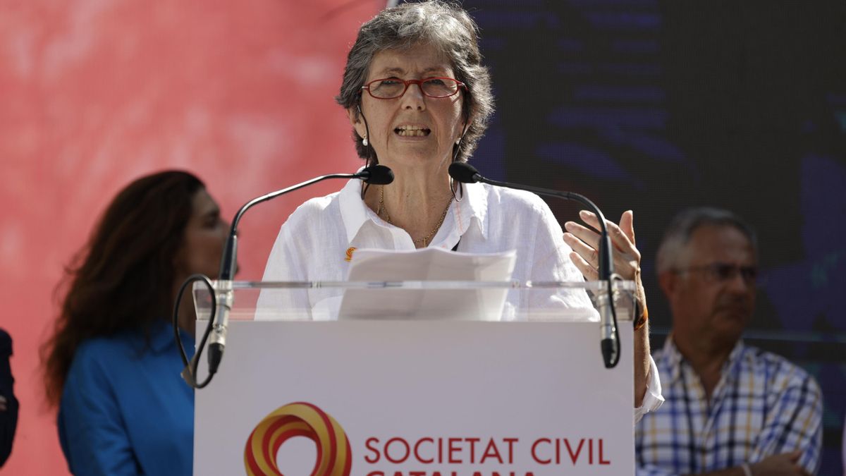 Archivo - La presidenta de la Sociedad Civil Catalana, Elda Mata, interviene durante una manifestación de SCC contra la amnistía, a 8 de octubre de 2023, en Barcelona, Catalunya (España). Sociedad Civil Catalana ha convocado una manifestación contra la am