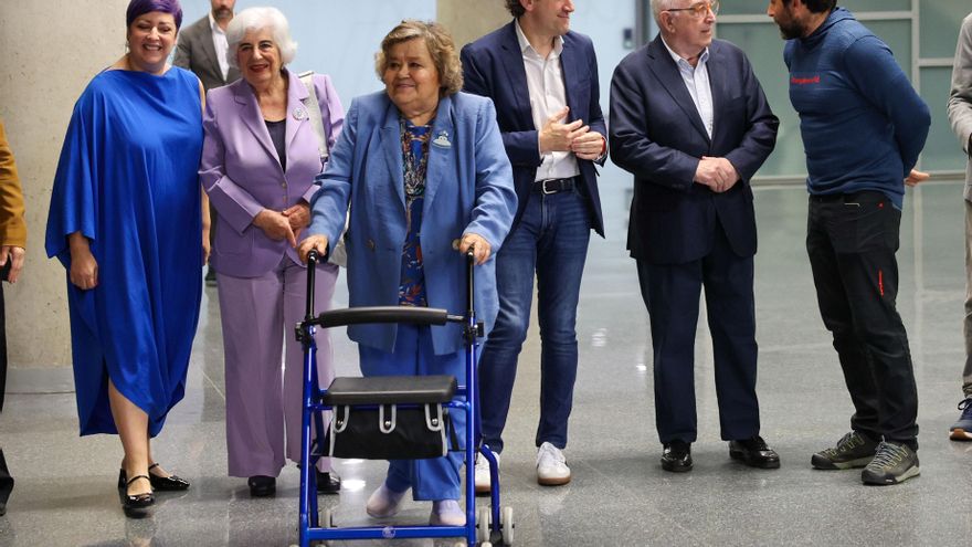 Almunia llama a defender la democracia en la que no creen muchos chicos jóvenes