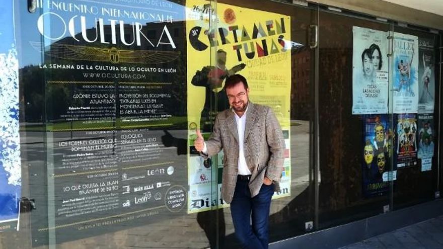 Javier Sierra ayer en el Auditorio de León dando los últimos retoques al Congreso de Ocultura.