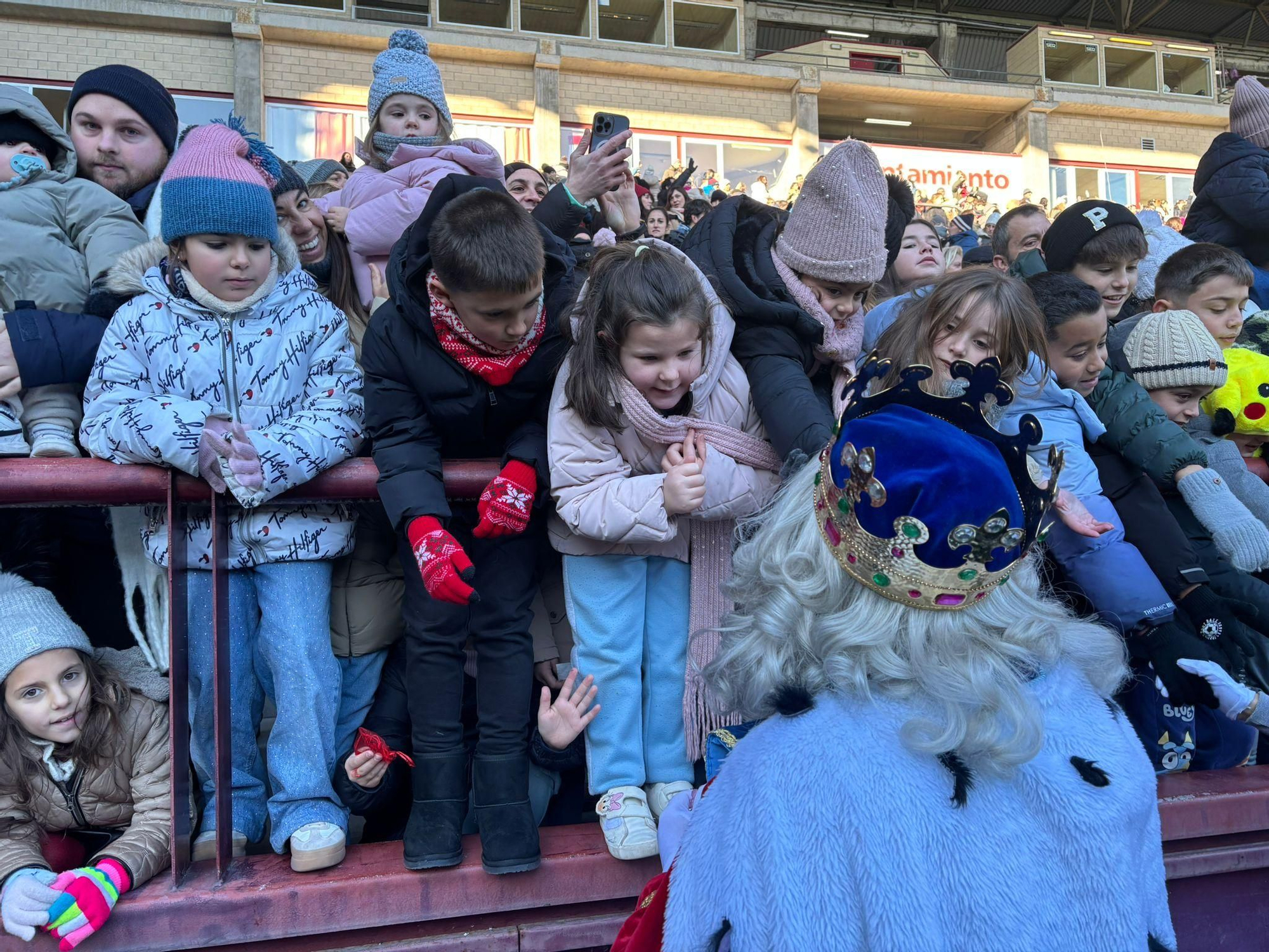 Los Reyes Magos ya están en Logroño: así ha sido el aterrizaje en helicóptero en Las Gaunas