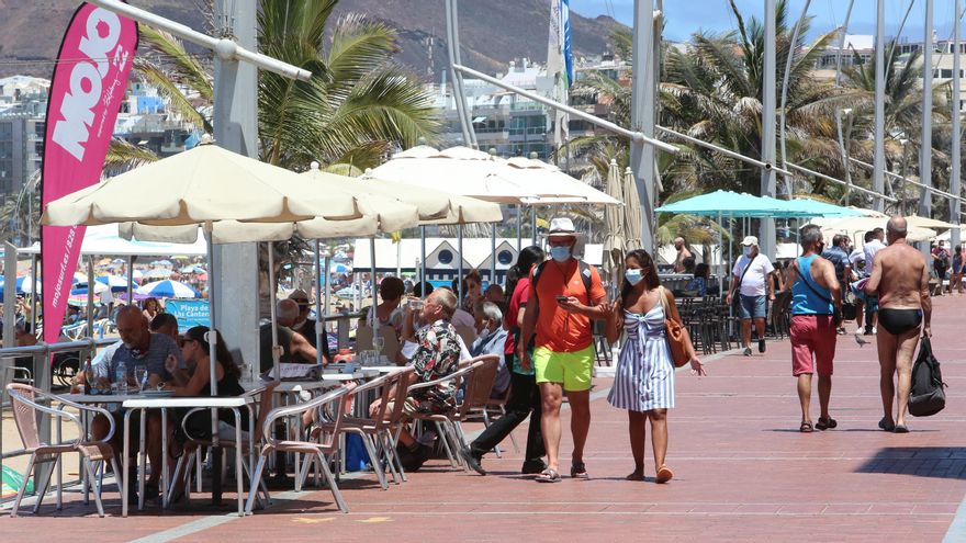 Sanidad pide colaboración a los ayuntamientos canarios para frenar la pandemia al dispararse los contagios en una semana