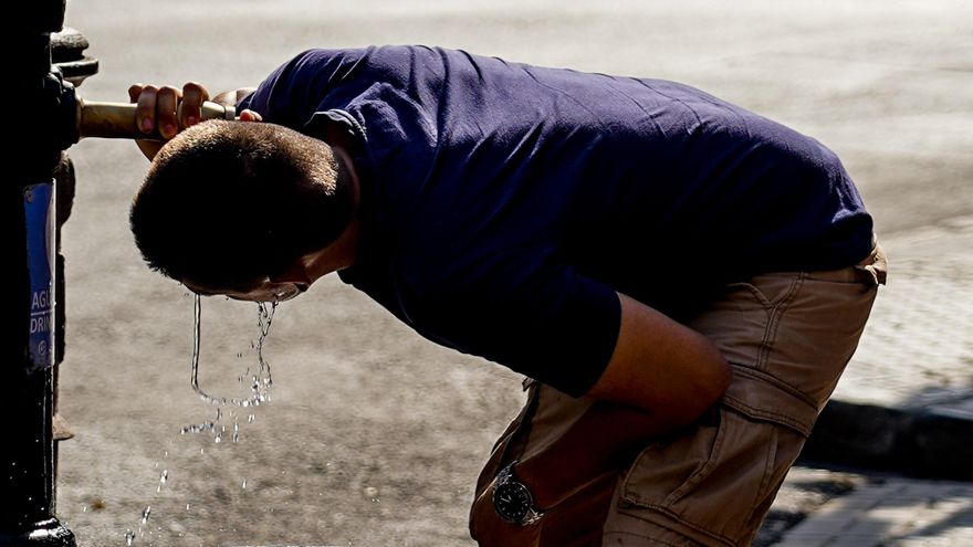 Un joven bebe en una fuente.