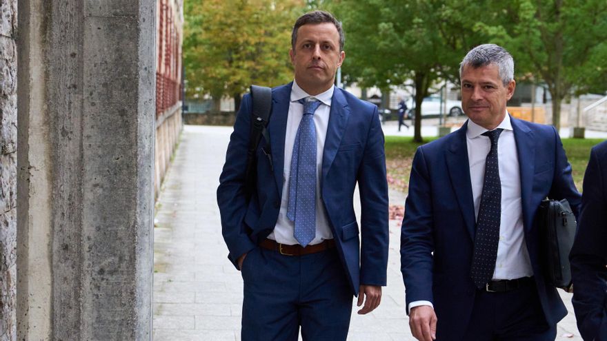 Archivo - El juez Luis Acayro (i) junto a su abogado (d) a su llegada a un juicio en la Sala de los Civil y Penal del TSJC, a 18 de octubre de 2022, en Santander, Cantabria (España).