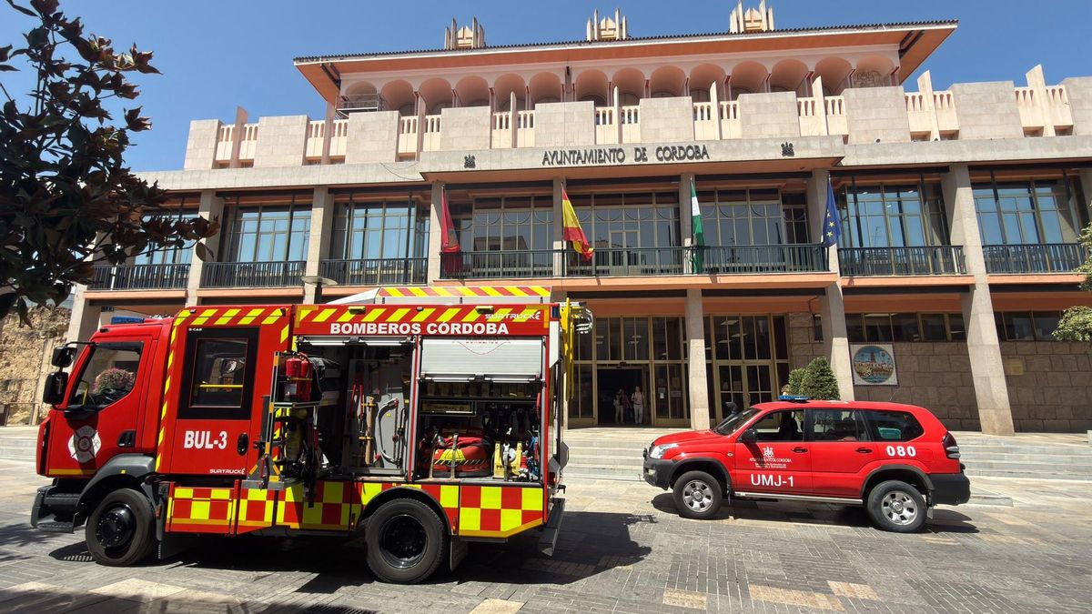 Los bomberos acuden al Ayuntamiento de Córdoba ante la presencia de humo en un conducto de aire acondicionado