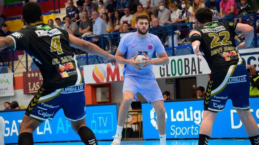 Lance del partido entre Ángel Ximénez y FC Barcelona