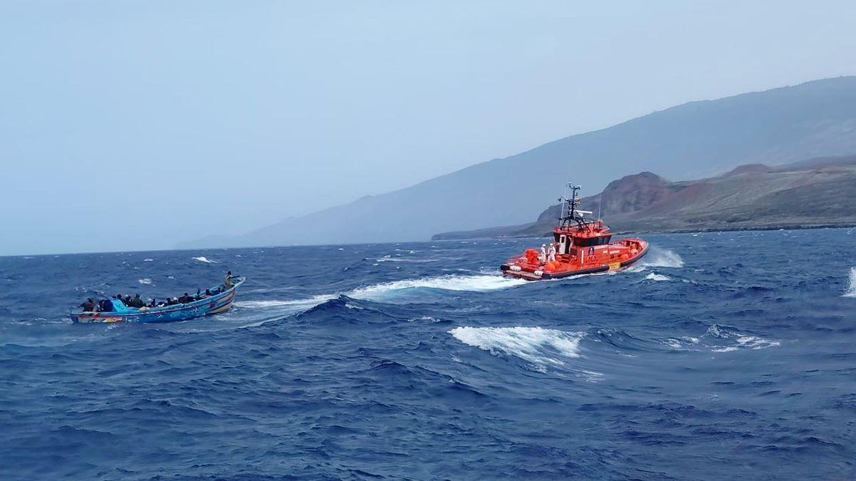 Llega a El Hierro un cayuco con 54 personas tras 11 días de travesía desde Guinea-Bisáu