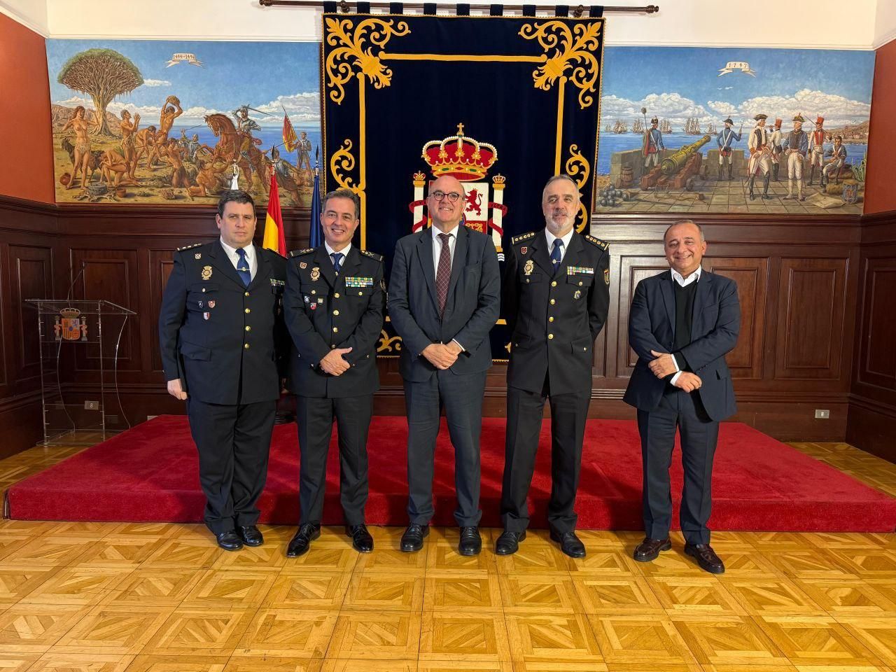 El delegado del Gobierno en Canarias, Anselmo Pestana, ha recibido hoy al nuevo jefe provincial de la Policía Nacional de Santa Cruz de Tenerife, Jesús María García.