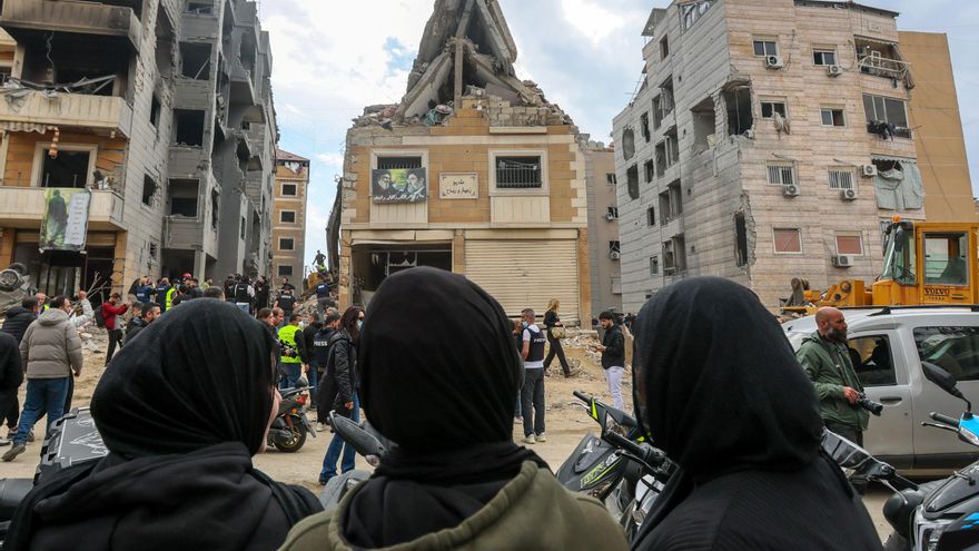 Periodistas y personas se reúnen alrededor de un edificio alcanzado por recientes ataques aéreos israelíes, durante una visita de prensa organizada por la oficina de medios de Hezbolá, en la zona residencial de Five Wings, en los suburbios del sur de Beirut, Líbano, 10 de abril de 2026. Según el Ministerio de Salud Pública libanés, los ataques israelíes en todo el Líbano han matado al menos a 1.888 personas y herido a más de 6.092 desde el inicio de las renovadas hostilidades entre Israel y Hezbolá el 02 de marzo de 2026. (Líbano, Hizbulá/Hezbolá) EFE/EPA/WAEL HAMZEH