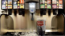 Por qué la OMS quiere poner un impuesto especial a los refrescos
