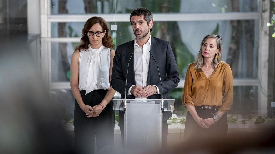 La ministra de Sanidad, Mónica García, y el ministro de Cultura, Ernest Urtasun, durante una rueda de prensa de los partidos que integran el espacio conformado por Movimiento Sumar, Más Madrid, Izquierda Unida y Comuns, a 5 de octubre de 2026, en Madrid (España).