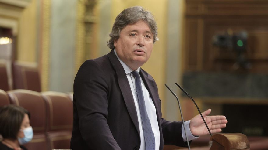 Archivo - El diputado del PP, Luis Santamaría, interviene en una sesión plenaria en el Congreso de los Diputados, a 24 de junio de 2021, en Madrid