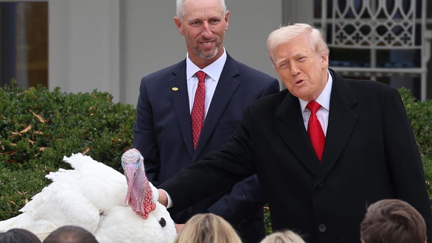Trump indulta dos pavos por Acción de Gracias y anula los perdones que dio Biden