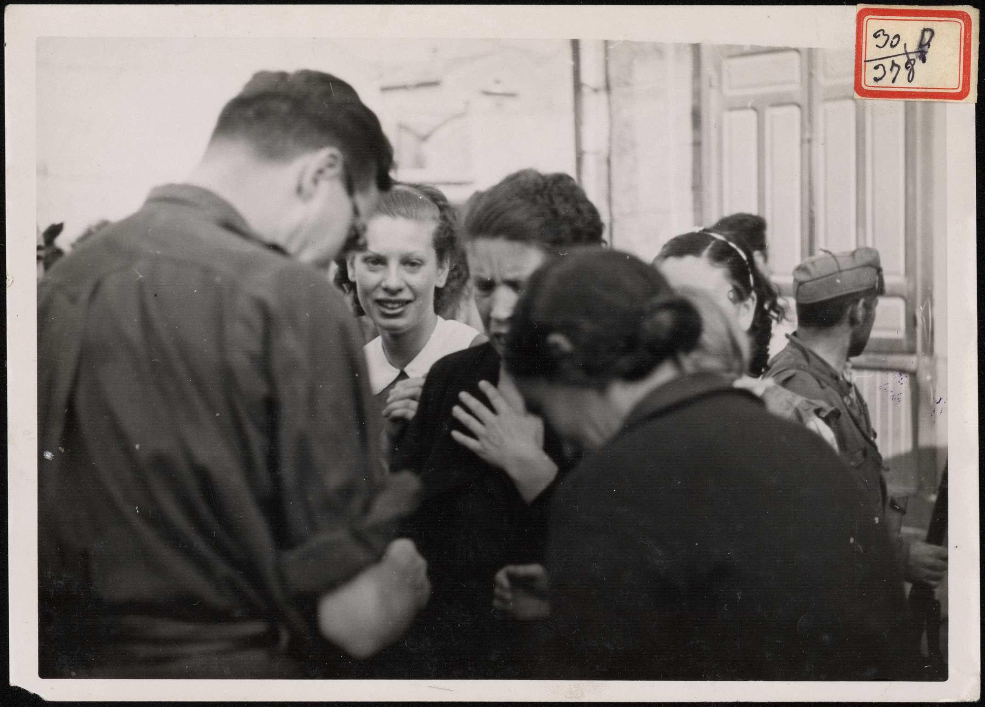 "Señoras llorando de alegría al ser liberadas por los nacionales en Torrelavega". 24 de agosto de 1937.