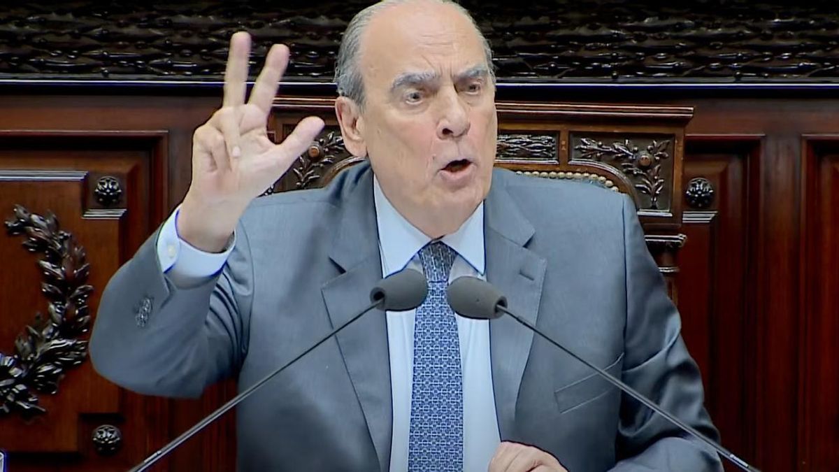 Guillermo Francos replica el gesto que le hacían los diputados