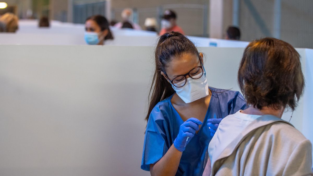 Una persona recibe la primera dosis de la vacuna contra el Covid-19.