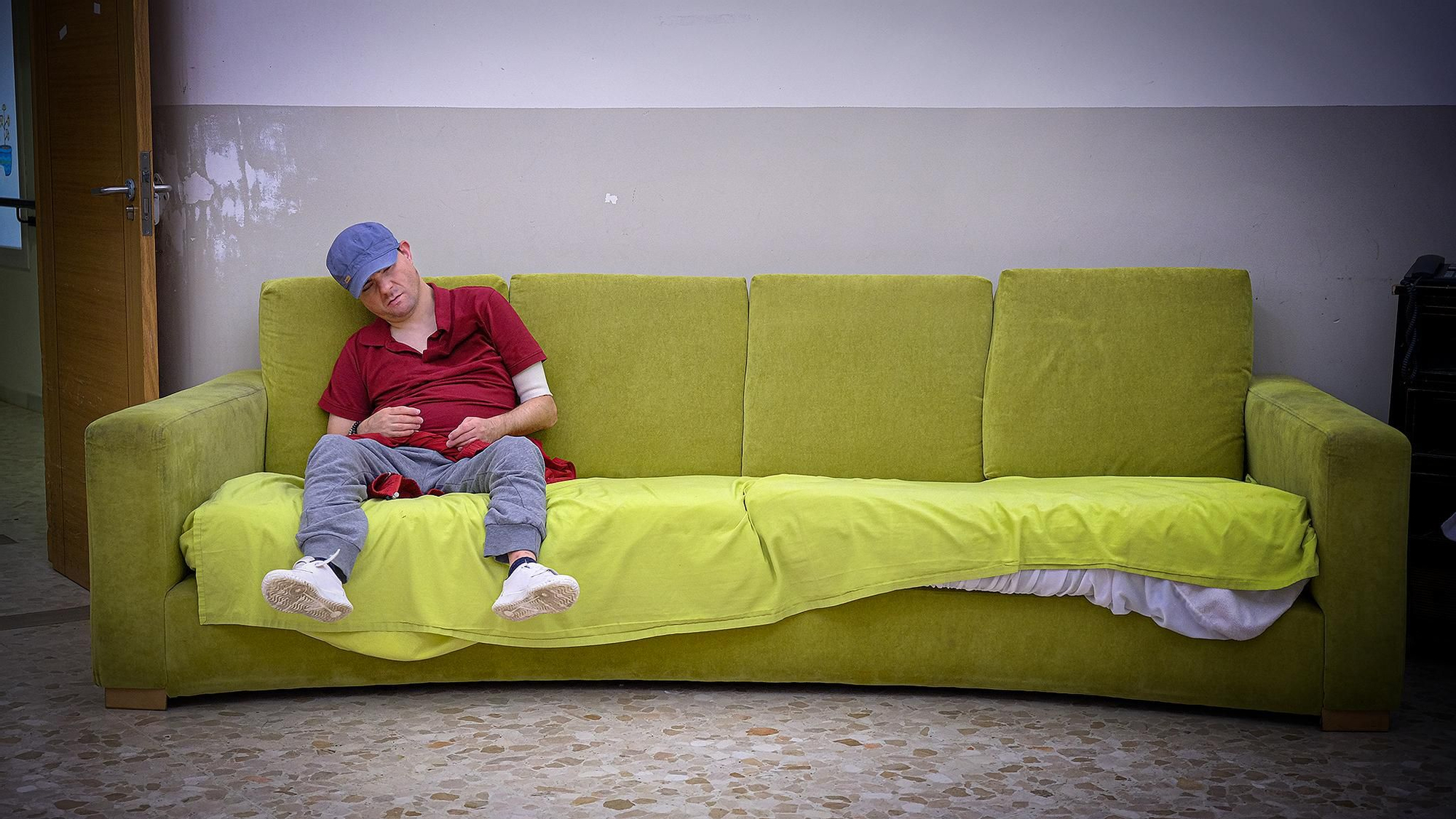 Luis Alberto descansa en la sala de estar después de comer