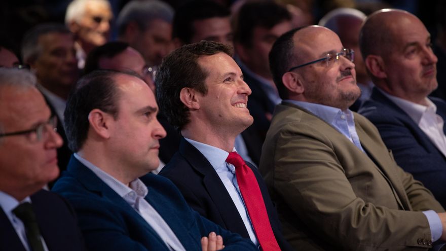 El presidente del Partido Popular, Pablo Casado, y el presidente del PP en Cataluña, Alejandro Fernández, durante un mitin en Barcelona.