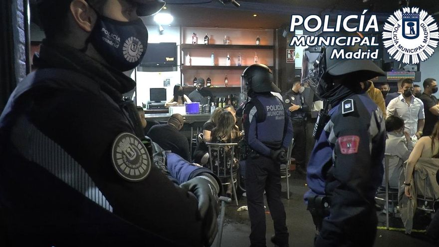 Imagen de la Policía Municipal de Madrid comprobando que en el interior de los establecimientos se sigan las normas establecidas
