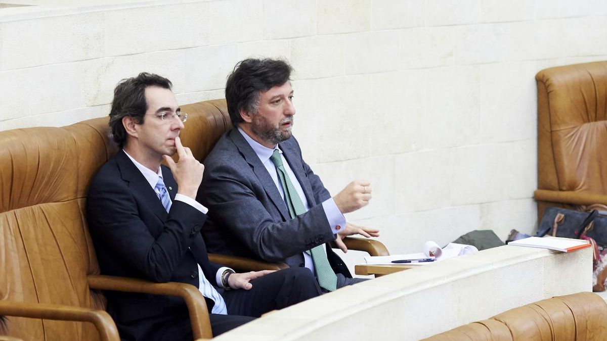 Armando Blanco y Cristóbal Palacio, diputados de Vox en Cantabria. | JUANMA SERRANO