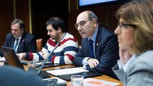 La consejera de Salud, Nekane Murga, con Jon Darpón en el Parlamento
