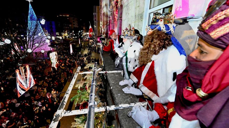 Foto de archivo de los Reyes Magos en el balcón del Ayuntamiento de Santander.
