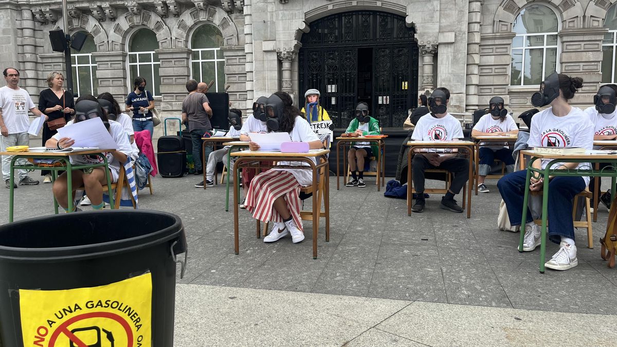 Protesta en la Plaza del Ayuntamiento de Santander contra la gasolinera que se está construyendo junto al IES Cantabria.
