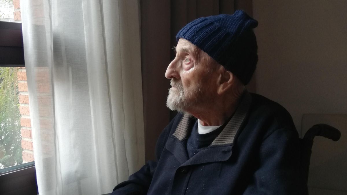 El escritor Álvaro Pombo, en su casa