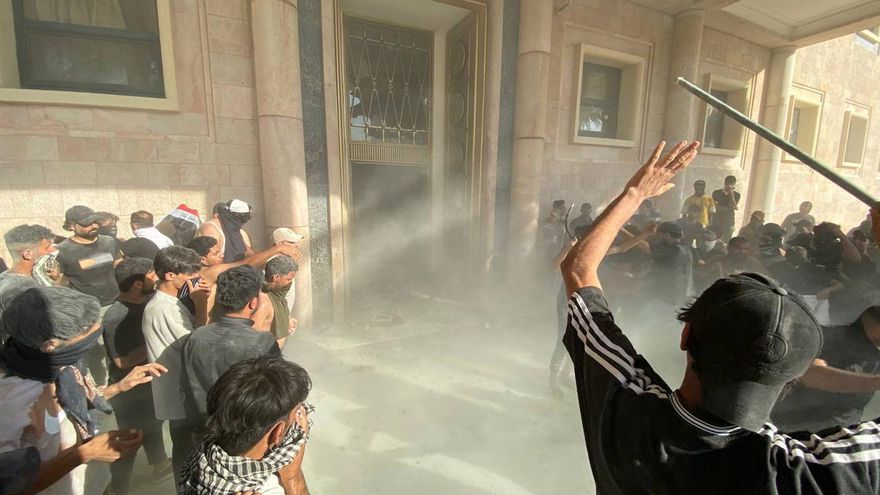 El clérigo al Sadr pide a sus seguidores que se retiren del Palacio Presidencial de Irak en medio de la violencia