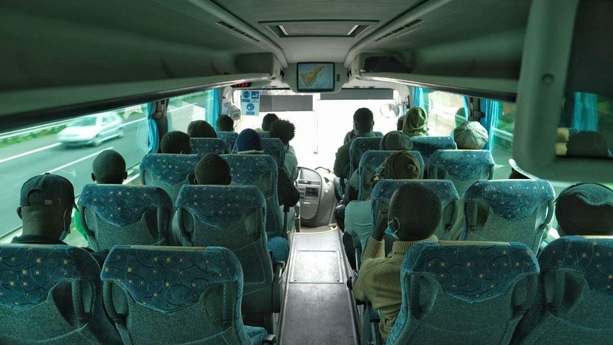 Archivo - Menores migrantes no acompañados trasladados en guagua tras el cierre del campamento juvenil de La Esperanza