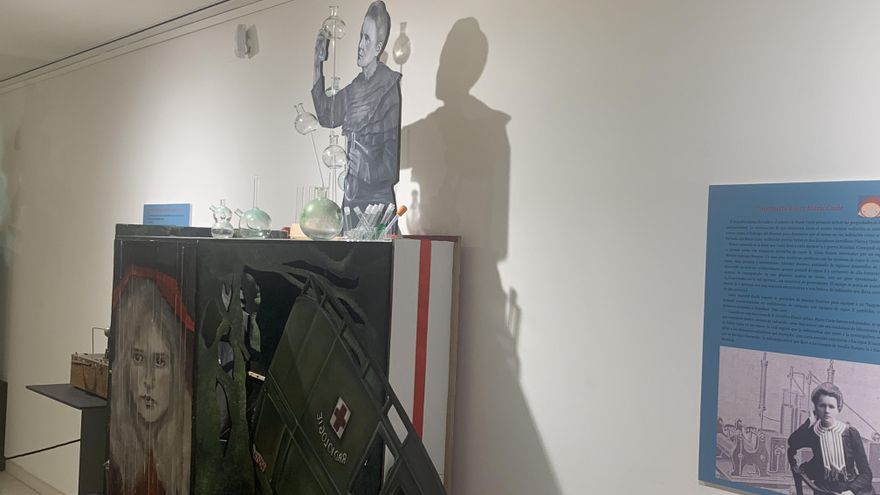 ¿Qué relación hay entre Caperucita Roja y Marie Curie? Una exposición vincula a científicas con cuentos clásicos