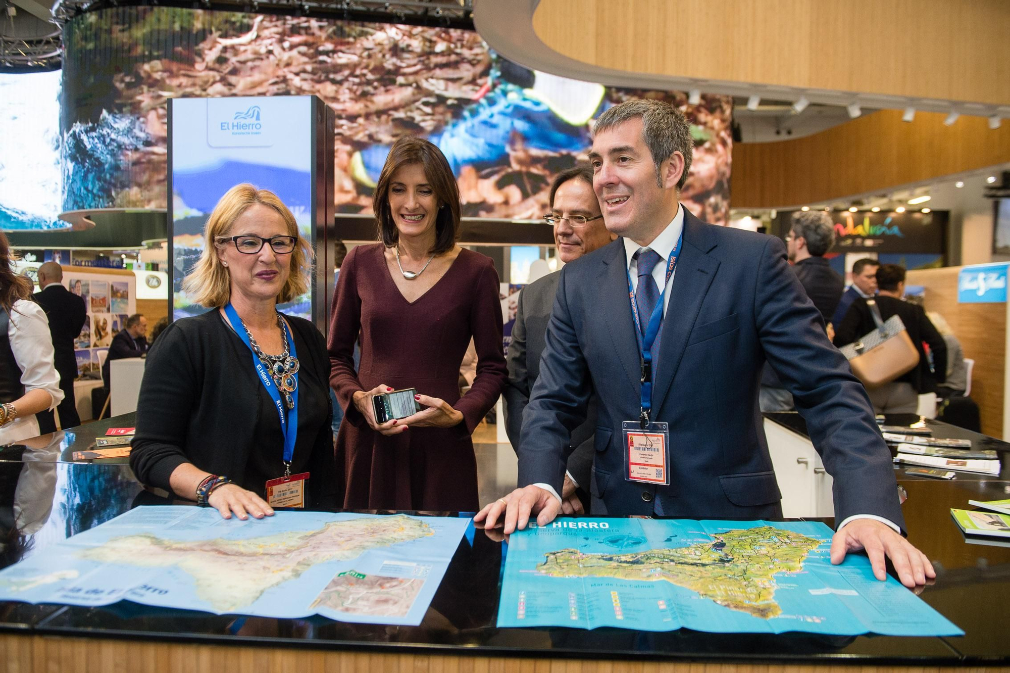 El presidente de Canarias, Fernando Clavijo, junto a la consejera de Turismo, María Teresa Lorenzo