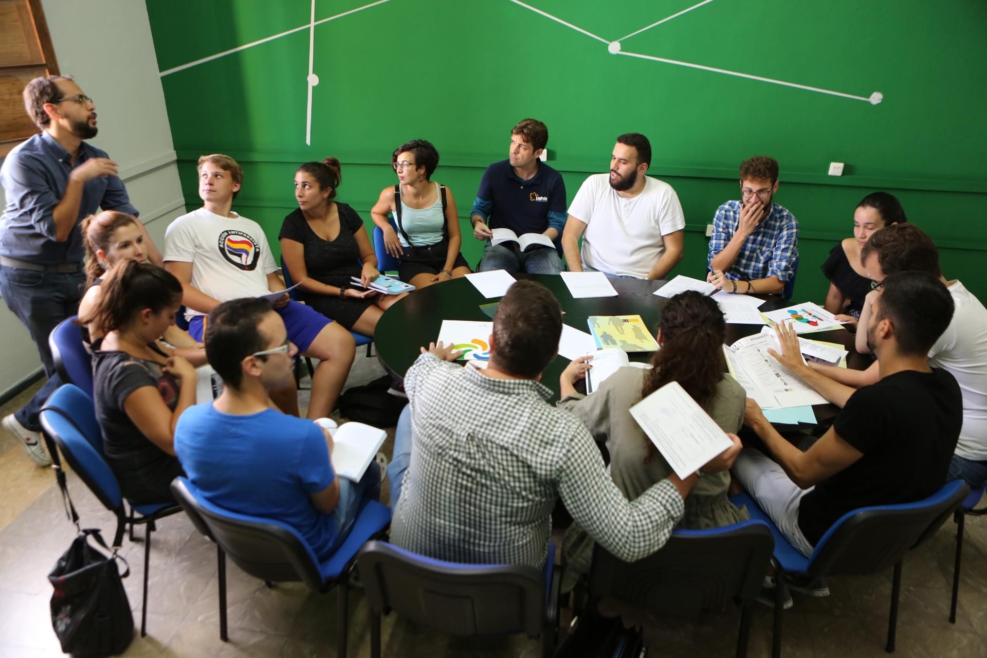 Primera reunión del Consejo de la Juventud en su sede