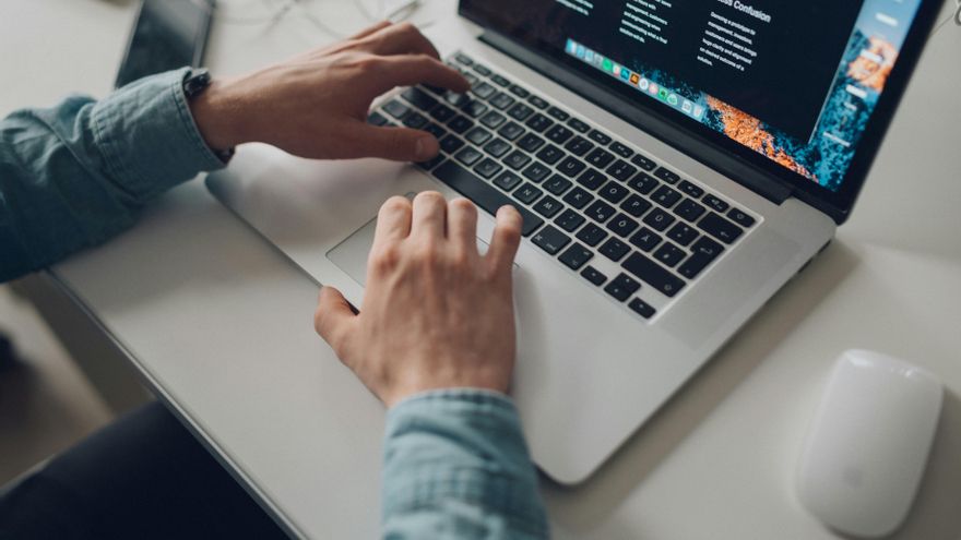 La relación entre el síndrome del túnel carpiano y el teletrabajo, según un fisio: "Afecta al sueño y a la vida diaria"