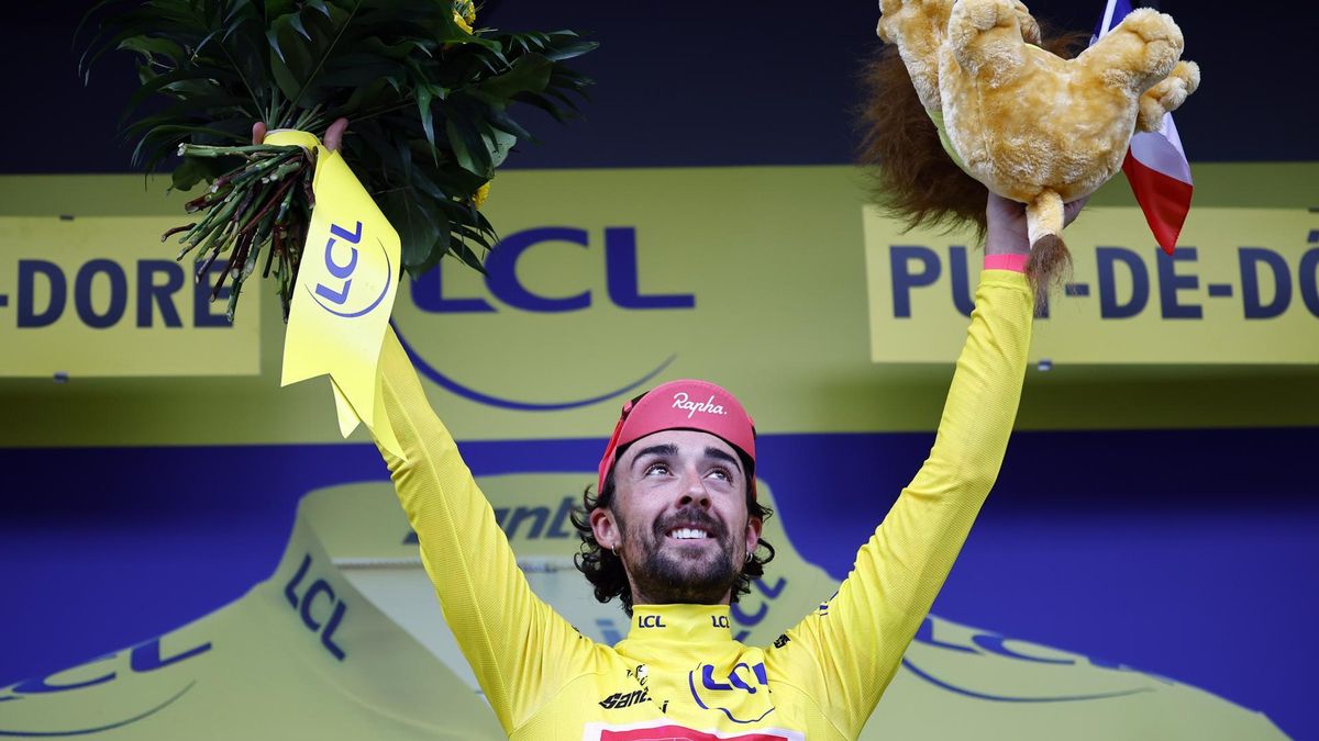 El corredor Ben Healy con el maillot amarillo tras la etapa 10 del Tour de Francia 2025.