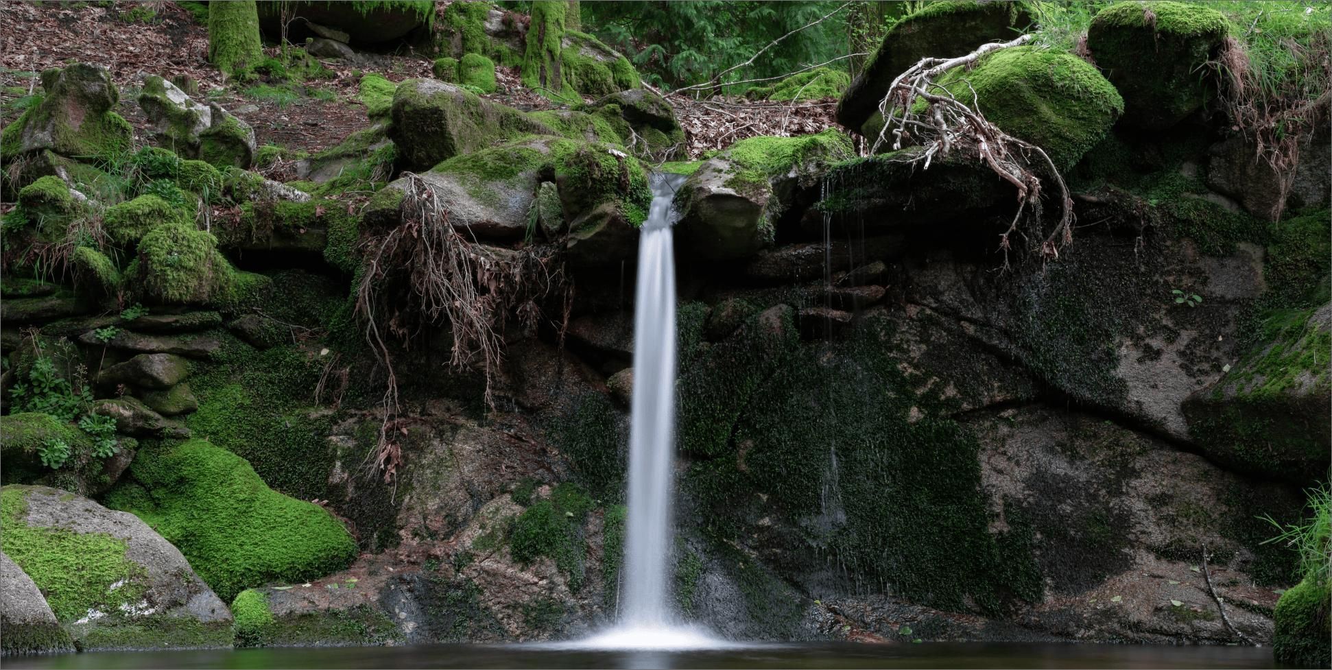 Cascada de agua en el río Pisueña.