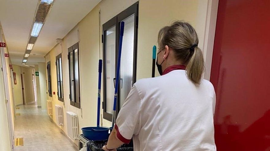 CCOO y UGT piden subida salarial del 3% anual para más de 16.000 trabajadoras de limpieza de Castilla-La Mancha